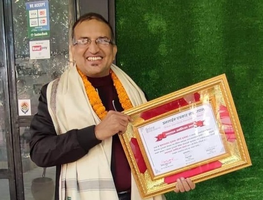 पुरस्कार लिएपछि केपी ढुंगाना। तस्बिर : सेतोपाटी